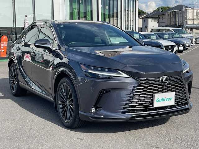 レクサス ＲＸ 450h+ バージョンL 長崎県 2024(令6)年 1.4万km ソニッククロム ワンオーナー/純正メーカーナビ/地デジ/BT/USB/Miracast/HDMI/パノラミックビューカメラ/MOP:パノラマサンルーフ/MOP:マークレビンソンプレミアムサウンド/MOP:輻射ヒーター/MOP:ルーフレール/MOP:寒冷地仕様/レクサスチームメイト/ブラウンハーフレザーシート/前席パワーシート/D席メモリーシート/全席シートヒーター/エアーシート/デジタルインナーミラー/ブラインドスポットモニター/カラーヘッドアップディスプレイ/パーキングアシスト/ステアリングヒーター/ハンズフリーパワーバックドア/3眼LEDヘッドライト/ビルトインETC2.0/純正21インチAW/充電ケーブル