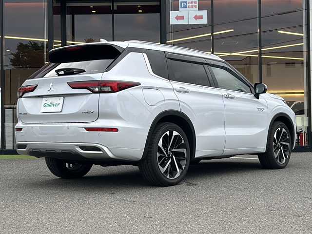 三菱 アウトランダー ＰＨＥＶ P 大阪府 2023(令5)年 1.5万km ホワイトダイヤモンド １オーナー　衝突軽減　サンルーフ　BOSE　黒茶革シート　シートヒーター　パワーシート　シートメモリ　純正ナビ　全周囲カメラ　フルセグＴＶ　置くだけ充電　ＨＵＤ　ステアリングヒーター　レーダークルコン　BSM　シーケンシャルウィンカー　1500W充電　オートワイパー　パワーバックドア　ETC2.0　プッシュスタート　スマートキー　スペアキー　保証書　LEDヘッドライト　