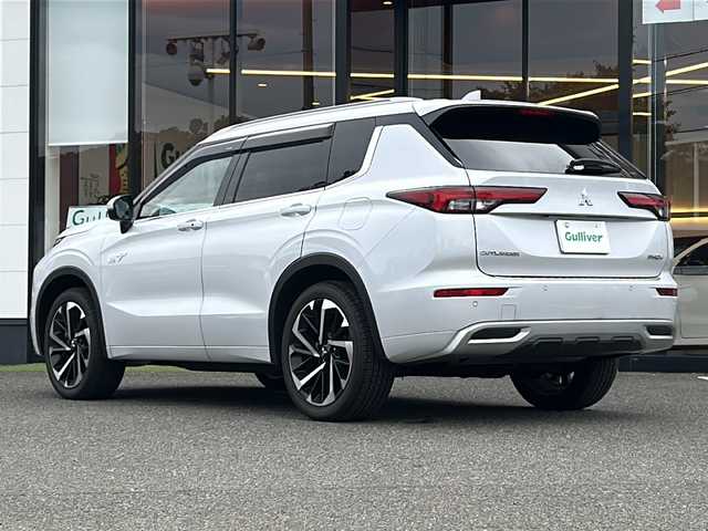 三菱 アウトランダー ＰＨＥＶ P 大阪府 2023(令5)年 1.5万km ホワイトダイヤモンド １オーナー　衝突軽減　サンルーフ　BOSE　黒茶革シート　シートヒーター　パワーシート　シートメモリ　純正ナビ　全周囲カメラ　フルセグＴＶ　置くだけ充電　ＨＵＤ　ステアリングヒーター　レーダークルコン　BSM　シーケンシャルウィンカー　1500W充電　オートワイパー　パワーバックドア　ETC2.0　プッシュスタート　スマートキー　スペアキー　保証書　LEDヘッドライト　