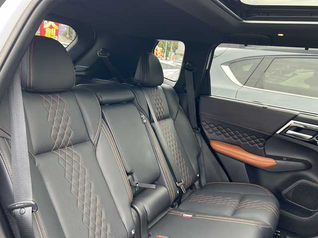 三菱 アウトランダー ＰＨＥＶ P 大阪府 2023(令5)年 1.5万km ホワイトダイヤモンド １オーナー　衝突軽減　サンルーフ　BOSE　黒茶革シート　シートヒーター　パワーシート　シートメモリ　純正ナビ　全周囲カメラ　フルセグＴＶ　置くだけ充電　ＨＵＤ　ステアリングヒーター　レーダークルコン　BSM　シーケンシャルウィンカー　1500W充電　オートワイパー　パワーバックドア　ETC2.0　プッシュスタート　スマートキー　スペアキー　保証書　LEDヘッドライト　