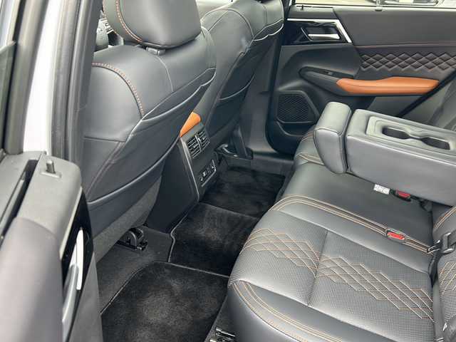 三菱 アウトランダー ＰＨＥＶ P 大阪府 2023(令5)年 1.5万km ホワイトダイヤモンド １オーナー　衝突軽減　サンルーフ　BOSE　黒茶革シート　シートヒーター　パワーシート　シートメモリ　純正ナビ　全周囲カメラ　フルセグＴＶ　置くだけ充電　ＨＵＤ　ステアリングヒーター　レーダークルコン　BSM　シーケンシャルウィンカー　1500W充電　オートワイパー　パワーバックドア　ETC2.0　プッシュスタート　スマートキー　スペアキー　保証書　LEDヘッドライト　