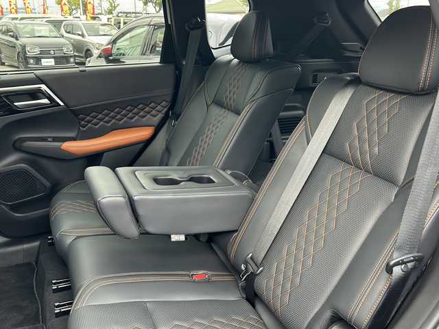 三菱 アウトランダー ＰＨＥＶ P 大阪府 2023(令5)年 1.5万km ホワイトダイヤモンド １オーナー　衝突軽減　サンルーフ　BOSE　黒茶革シート　シートヒーター　パワーシート　シートメモリ　純正ナビ　全周囲カメラ　フルセグＴＶ　置くだけ充電　ＨＵＤ　ステアリングヒーター　レーダークルコン　BSM　シーケンシャルウィンカー　1500W充電　オートワイパー　パワーバックドア　ETC2.0　プッシュスタート　スマートキー　スペアキー　保証書　LEDヘッドライト　