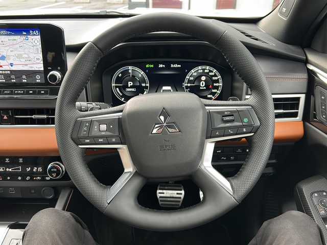 三菱 アウトランダー ＰＨＥＶ P 大阪府 2023(令5)年 1.5万km ホワイトダイヤモンド １オーナー　衝突軽減　サンルーフ　BOSE　黒茶革シート　シートヒーター　パワーシート　シートメモリ　純正ナビ　全周囲カメラ　フルセグＴＶ　置くだけ充電　ＨＵＤ　ステアリングヒーター　レーダークルコン　BSM　シーケンシャルウィンカー　1500W充電　オートワイパー　パワーバックドア　ETC2.0　プッシュスタート　スマートキー　スペアキー　保証書　LEDヘッドライト　