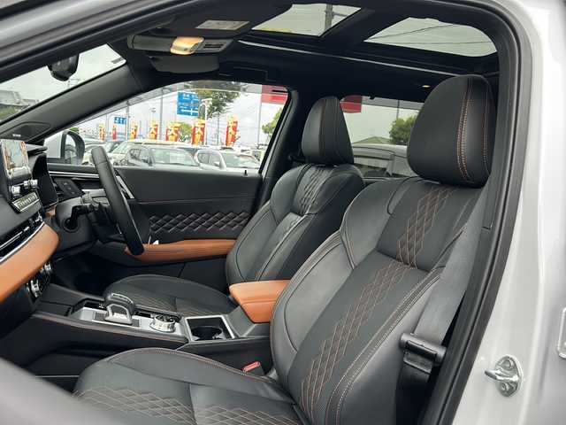 三菱 アウトランダー ＰＨＥＶ P 大阪府 2023(令5)年 1.5万km ホワイトダイヤモンド １オーナー　衝突軽減　サンルーフ　BOSE　黒茶革シート　シートヒーター　パワーシート　シートメモリ　純正ナビ　全周囲カメラ　フルセグＴＶ　置くだけ充電　ＨＵＤ　ステアリングヒーター　レーダークルコン　BSM　シーケンシャルウィンカー　1500W充電　オートワイパー　パワーバックドア　ETC2.0　プッシュスタート　スマートキー　スペアキー　保証書　LEDヘッドライト　