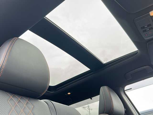三菱 アウトランダー ＰＨＥＶ P 大阪府 2023(令5)年 1.5万km ホワイトダイヤモンド １オーナー　衝突軽減　サンルーフ　BOSE　黒茶革シート　シートヒーター　パワーシート　シートメモリ　純正ナビ　全周囲カメラ　フルセグＴＶ　置くだけ充電　ＨＵＤ　ステアリングヒーター　レーダークルコン　BSM　シーケンシャルウィンカー　1500W充電　オートワイパー　パワーバックドア　ETC2.0　プッシュスタート　スマートキー　スペアキー　保証書　LEDヘッドライト　