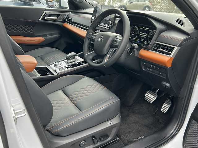 三菱 アウトランダー ＰＨＥＶ P 大阪府 2023(令5)年 1.5万km ホワイトダイヤモンド １オーナー　衝突軽減　サンルーフ　BOSE　黒茶革シート　シートヒーター　パワーシート　シートメモリ　純正ナビ　全周囲カメラ　フルセグＴＶ　置くだけ充電　ＨＵＤ　ステアリングヒーター　レーダークルコン　BSM　シーケンシャルウィンカー　1500W充電　オートワイパー　パワーバックドア　ETC2.0　プッシュスタート　スマートキー　スペアキー　保証書　LEDヘッドライト　
