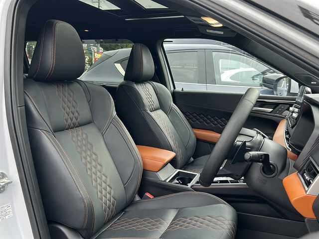三菱 アウトランダー ＰＨＥＶ P 大阪府 2023(令5)年 1.5万km ホワイトダイヤモンド １オーナー　衝突軽減　サンルーフ　BOSE　黒茶革シート　シートヒーター　パワーシート　シートメモリ　純正ナビ　全周囲カメラ　フルセグＴＶ　置くだけ充電　ＨＵＤ　ステアリングヒーター　レーダークルコン　BSM　シーケンシャルウィンカー　1500W充電　オートワイパー　パワーバックドア　ETC2.0　プッシュスタート　スマートキー　スペアキー　保証書　LEDヘッドライト　