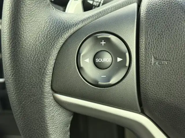 ホンダ フィット ハイブリット Sパッケージ 愛知県 2013(平25)年 5.5万km パール 純正ナビ/バックカメラ/衝突軽減ブレーキ/クルーズコントロール/純正16インチアルミホイール/ワンセグTV/ドライブレコーダー/Bluetooth/CD/DVD再生/スマートキー/プッシュスタート/電動格納ミラー/ＥＴＣ