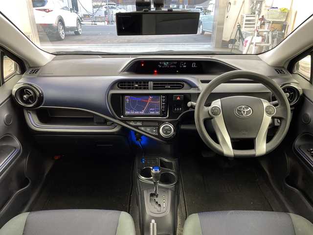 トヨタ アクア S 兵庫県 2015(平27)年 13.7万km ブラックマイカ ・純正ナビ（BT・CD・DVD・SD・AUX・ワンセグ）/・バックカメラ/・ステアリングスイッチ/・純正フロアマット/・ビルトインETC/・純正ドライブレコーダー/・オートライト/・社外15インチアルミホイール/・スマートキー/・スペアキー/・取扱説明書/・保証書