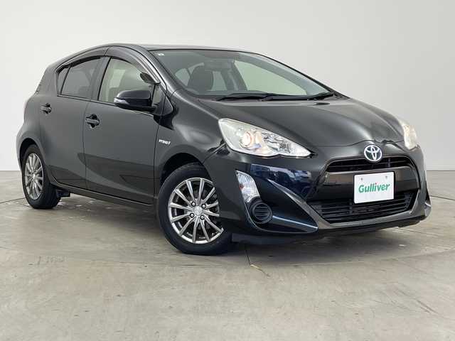 トヨタ アクア S 兵庫県 2015(平27)年 13.7万km ブラックマイカ ・純正ナビ（BT・CD・DVD・SD・AUX・ワンセグ）/・バックカメラ/・ステアリングスイッチ/・純正フロアマット/・ビルトインETC/・純正ドライブレコーダー/・オートライト/・社外15インチアルミホイール/・スマートキー/・スペアキー/・取扱説明書/・保証書