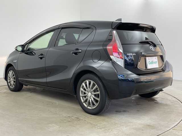 トヨタ アクア S 兵庫県 2015(平27)年 13.7万km ブラックマイカ ・純正ナビ（BT・CD・DVD・SD・AUX・ワンセグ）/・バックカメラ/・ステアリングスイッチ/・純正フロアマット/・ビルトインETC/・純正ドライブレコーダー/・オートライト/・社外15インチアルミホイール/・スマートキー/・スペアキー/・取扱説明書/・保証書