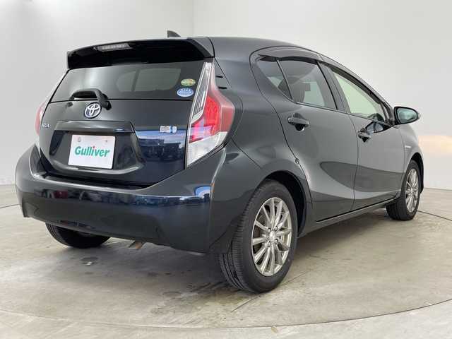 トヨタ アクア S 兵庫県 2015(平27)年 13.7万km ブラックマイカ ・純正ナビ（BT・CD・DVD・SD・AUX・ワンセグ）/・バックカメラ/・ステアリングスイッチ/・純正フロアマット/・ビルトインETC/・純正ドライブレコーダー/・オートライト/・社外15インチアルミホイール/・スマートキー/・スペアキー/・取扱説明書/・保証書