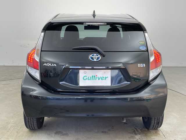 トヨタ アクア S 兵庫県 2015(平27)年 13.7万km ブラックマイカ ・純正ナビ（BT・CD・DVD・SD・AUX・ワンセグ）/・バックカメラ/・ステアリングスイッチ/・純正フロアマット/・ビルトインETC/・純正ドライブレコーダー/・オートライト/・社外15インチアルミホイール/・スマートキー/・スペアキー/・取扱説明書/・保証書
