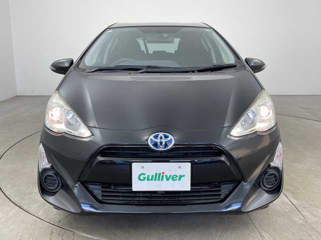 トヨタ アクア S 兵庫県 2015(平27)年 13.7万km ブラックマイカ ・純正ナビ（BT・CD・DVD・SD・AUX・ワンセグ）/・バックカメラ/・ステアリングスイッチ/・純正フロアマット/・ビルトインETC/・純正ドライブレコーダー/・オートライト/・社外15インチアルミホイール/・スマートキー/・スペアキー/・取扱説明書/・保証書