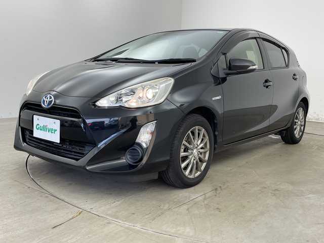 トヨタ アクア S 兵庫県 2015(平27)年 13.7万km ブラックマイカ ・純正ナビ（BT・CD・DVD・SD・AUX・ワンセグ）/・バックカメラ/・ステアリングスイッチ/・純正フロアマット/・ビルトインETC/・純正ドライブレコーダー/・オートライト/・社外15インチアルミホイール/・スマートキー/・スペアキー/・取扱説明書/・保証書