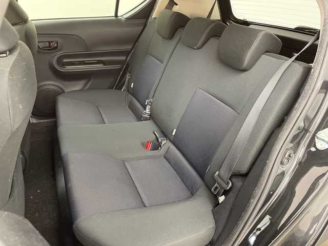 トヨタ アクア S 兵庫県 2015(平27)年 13.7万km ブラックマイカ ・純正ナビ（BT・CD・DVD・SD・AUX・ワンセグ）/・バックカメラ/・ステアリングスイッチ/・純正フロアマット/・ビルトインETC/・純正ドライブレコーダー/・オートライト/・社外15インチアルミホイール/・スマートキー/・スペアキー/・取扱説明書/・保証書