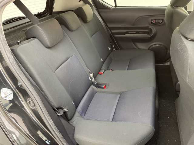 トヨタ アクア S 兵庫県 2015(平27)年 13.7万km ブラックマイカ ・純正ナビ（BT・CD・DVD・SD・AUX・ワンセグ）/・バックカメラ/・ステアリングスイッチ/・純正フロアマット/・ビルトインETC/・純正ドライブレコーダー/・オートライト/・社外15インチアルミホイール/・スマートキー/・スペアキー/・取扱説明書/・保証書