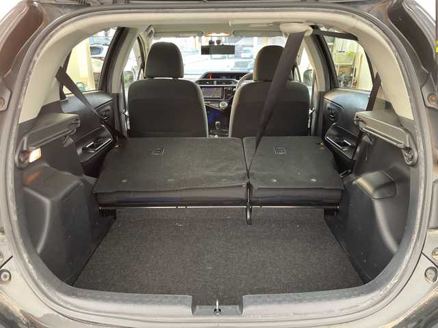 トヨタ アクア S 兵庫県 2015(平27)年 13.7万km ブラックマイカ ・純正ナビ（BT・CD・DVD・SD・AUX・ワンセグ）/・バックカメラ/・ステアリングスイッチ/・純正フロアマット/・ビルトインETC/・純正ドライブレコーダー/・オートライト/・社外15インチアルミホイール/・スマートキー/・スペアキー/・取扱説明書/・保証書