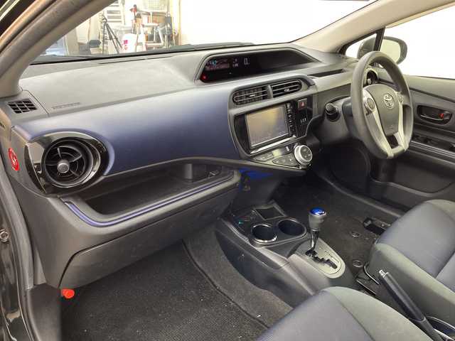 トヨタ アクア S 兵庫県 2015(平27)年 13.7万km ブラックマイカ ・純正ナビ（BT・CD・DVD・SD・AUX・ワンセグ）/・バックカメラ/・ステアリングスイッチ/・純正フロアマット/・ビルトインETC/・純正ドライブレコーダー/・オートライト/・社外15インチアルミホイール/・スマートキー/・スペアキー/・取扱説明書/・保証書