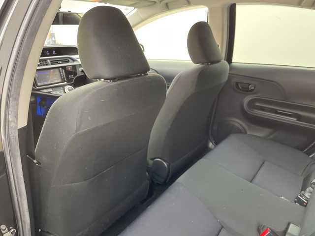 トヨタ アクア S 兵庫県 2015(平27)年 13.7万km ブラックマイカ ・純正ナビ（BT・CD・DVD・SD・AUX・ワンセグ）/・バックカメラ/・ステアリングスイッチ/・純正フロアマット/・ビルトインETC/・純正ドライブレコーダー/・オートライト/・社外15インチアルミホイール/・スマートキー/・スペアキー/・取扱説明書/・保証書