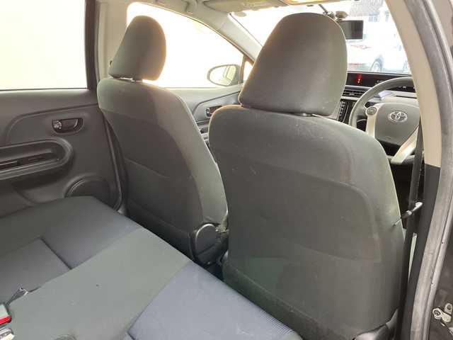 トヨタ アクア S 兵庫県 2015(平27)年 13.7万km ブラックマイカ ・純正ナビ（BT・CD・DVD・SD・AUX・ワンセグ）/・バックカメラ/・ステアリングスイッチ/・純正フロアマット/・ビルトインETC/・純正ドライブレコーダー/・オートライト/・社外15インチアルミホイール/・スマートキー/・スペアキー/・取扱説明書/・保証書