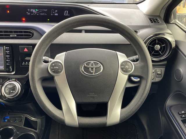 トヨタ アクア S 兵庫県 2015(平27)年 13.7万km ブラックマイカ ・純正ナビ（BT・CD・DVD・SD・AUX・ワンセグ）/・バックカメラ/・ステアリングスイッチ/・純正フロアマット/・ビルトインETC/・純正ドライブレコーダー/・オートライト/・社外15インチアルミホイール/・スマートキー/・スペアキー/・取扱説明書/・保証書