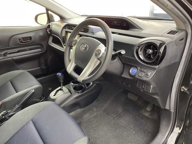 トヨタ アクア S 兵庫県 2015(平27)年 13.7万km ブラックマイカ ・純正ナビ（BT・CD・DVD・SD・AUX・ワンセグ）/・バックカメラ/・ステアリングスイッチ/・純正フロアマット/・ビルトインETC/・純正ドライブレコーダー/・オートライト/・社外15インチアルミホイール/・スマートキー/・スペアキー/・取扱説明書/・保証書