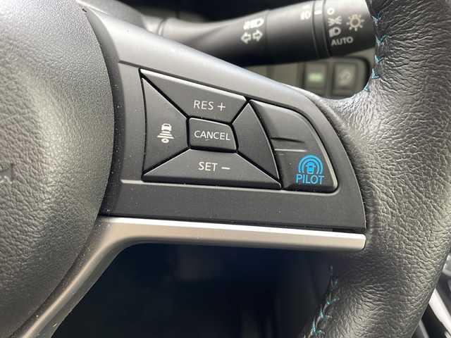 日産 セレナ ライダー プロパイロット E 沖縄県 2017(平29)年 7万km ブリリアントホワイトパール 純正９型ナビ(MM516D-L)/(フルセグＴＶ　DVD/ブルーレイ再生　BT接続)/バックカメラ　/純正フリップダウンモニター　/純正ドライブレコーダー/プロパイロット　/両側パワースライドドア　/ＥＴＣ　/オートブレーキホールド機能　/Ａストップ　/ＬＥＤオートライト/純正マット/純正バイザー