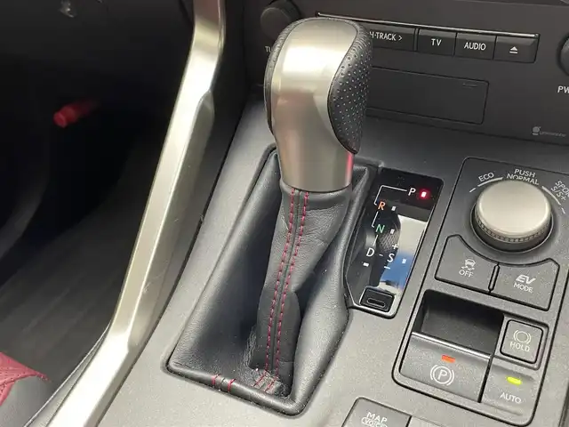 レクサス ＮＸ 300h Fスポーツ 滋賀県 2015(平27)年 8万km スターライトブラックガラスフレーク 禁煙車/サンルーフ/3眼LEDヘッドランプ/プリクラッシュセーフティ/レーダークルーズコントロール/クリアランスソナー/パワーバックドア/純正ナビ/【CD/DVD/ワンセグTV/Bluetooth】/バックカメラ/ETC/赤レザーシート/シートヒーター/シートベンチレーション/ステアリングヒーター/電動パーキングブレーキ/オートホールド