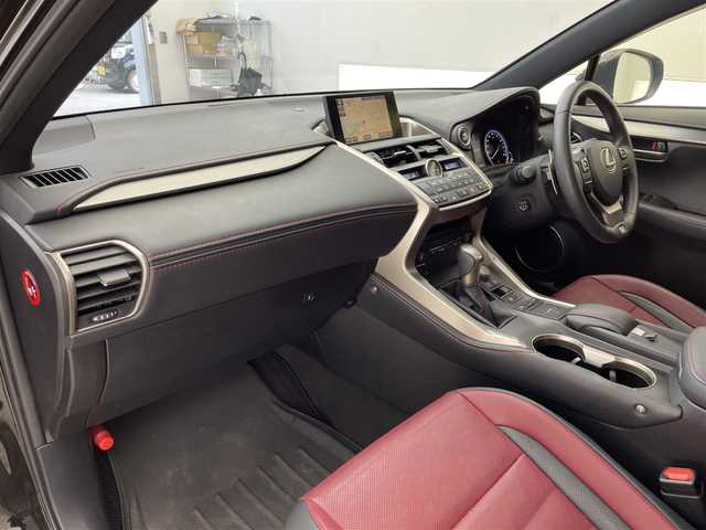 レクサス ＮＸ 300h Fスポーツ 滋賀県 2015(平27)年 8万km スターライトブラックガラスフレーク 禁煙車/サンルーフ/3眼LEDヘッドランプ/プリクラッシュセーフティ/レーダークルーズコントロール/クリアランスソナー/パワーバックドア/純正ナビ/【CD/DVD/ワンセグTV/Bluetooth】/バックカメラ/ETC/赤レザーシート/シートヒーター/シートベンチレーション/ステアリングヒーター/電動パーキングブレーキ/オートホールド