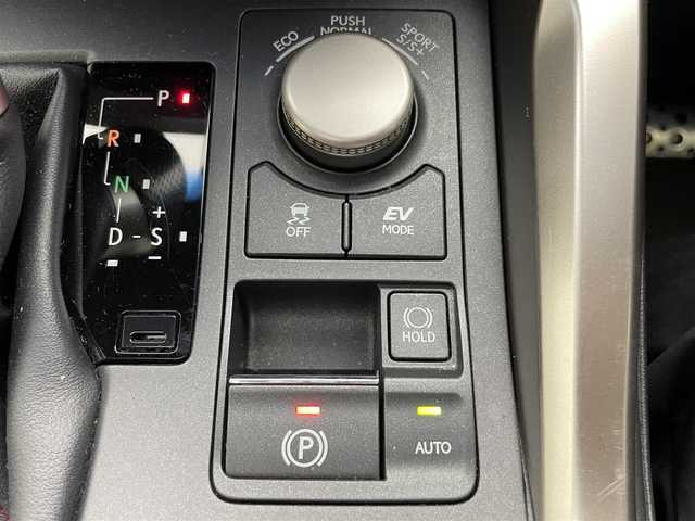 レクサス ＮＸ 300h Fスポーツ 滋賀県 2015(平27)年 8万km スターライトブラックガラスフレーク 禁煙車/サンルーフ/3眼LEDヘッドランプ/プリクラッシュセーフティ/レーダークルーズコントロール/クリアランスソナー/パワーバックドア/純正ナビ/【CD/DVD/ワンセグTV/Bluetooth】/バックカメラ/ETC/赤レザーシート/シートヒーター/シートベンチレーション/ステアリングヒーター/電動パーキングブレーキ/オートホールド