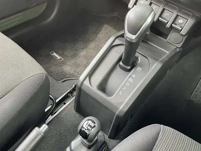 スズキ ジムニー XC 佐賀県 2023(令5)年 3.9万km ジャングルグリーン パートタイム4WD/社外メモリーナビゲーション/・フルセグTV/CD/DVD/SD/Bluetooth/バックカメラ/前方ドライブレコーダー/ETC/ミラーヒーター/DN席シートヒーター/ISOFIX対応/革巻きステアリング/ステアリングリモコン/純正16インチアルミホイール/純正LEDヘッドライト/・オートマチックハイビーム/純正フォグランプ/純正フロアマット/純正ドアバイザ―/新車保証書/スペアキー１本/クルーズコントロール/デュアルセンサーブレーキサポート/車線逸脱警報機能