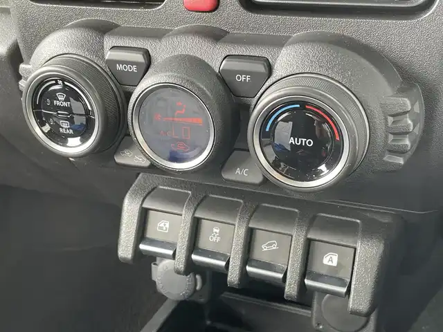 スズキ ジムニー XC 佐賀県 2023(令5)年 3.9万km ジャングルグリーン パートタイム4WD/社外メモリーナビゲーション/・フルセグTV/CD/DVD/SD/Bluetooth/バックカメラ/前方ドライブレコーダー/ETC/ミラーヒーター/DN席シートヒーター/ISOFIX対応/革巻きステアリング/ステアリングリモコン/純正16インチアルミホイール/純正LEDヘッドライト/・オートマチックハイビーム/純正フォグランプ/純正フロアマット/純正ドアバイザ―/新車保証書/スペアキー１本/クルーズコントロール/デュアルセンサーブレーキサポート/車線逸脱警報機能