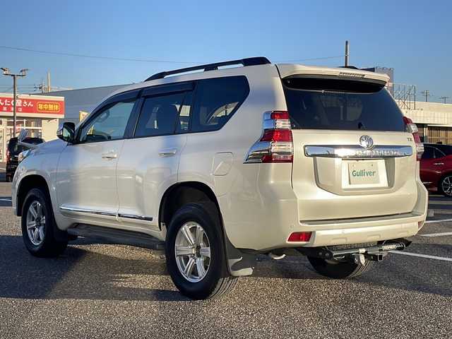 トヨタ ランドクルーザー プラド TX 島根県 2014(平26)年 6.5万km ホワイトパールクリスタルシャイン 社外7インチメモリナビゲーション(AVIC-VH0009)/フルセグ BT SD CD DVD/サンルーフ/ヒッチメンバー/ルーフレール/バックカメラ/ヘッドライトウォッシャー/革巻きステアリングウッドコンビ/LEDヘッドライト/AUTOライト/フォグライト/ETC/革調シートカバー/社外17インチアルミホイール