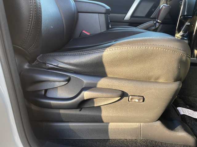 トヨタ ランドクルーザー プラド TX 島根県 2014(平26)年 6.5万km ホワイトパールクリスタルシャイン 社外7インチメモリナビゲーション(AVIC-VH0009)/フルセグ BT SD CD DVD/サンルーフ/ヒッチメンバー/ルーフレール/バックカメラ/ヘッドライトウォッシャー/革巻きステアリングウッドコンビ/LEDヘッドライト/AUTOライト/フォグライト/ETC/革調シートカバー/社外17インチアルミホイール