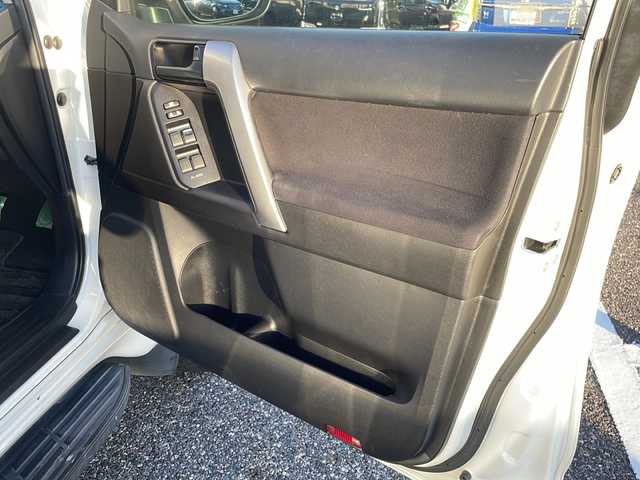 トヨタ ランドクルーザー プラド TX 島根県 2014(平26)年 6.5万km ホワイトパールクリスタルシャイン 社外7インチメモリナビゲーション(AVIC-VH0009)/フルセグ BT SD CD DVD/サンルーフ/ヒッチメンバー/ルーフレール/バックカメラ/ヘッドライトウォッシャー/革巻きステアリングウッドコンビ/LEDヘッドライト/AUTOライト/フォグライト/ETC/革調シートカバー/社外17インチアルミホイール