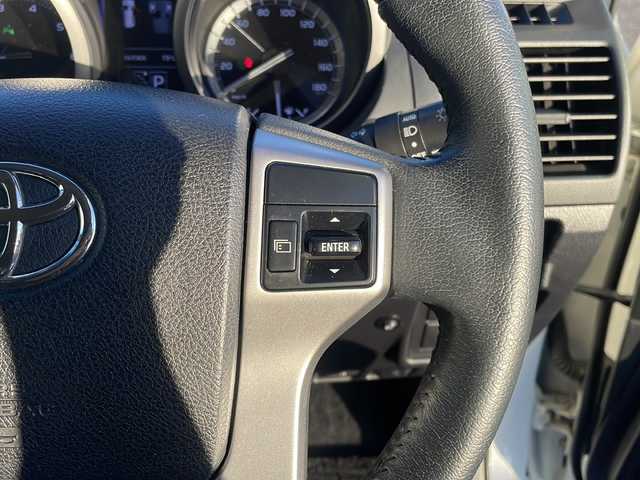 トヨタ ランドクルーザー プラド TX 島根県 2014(平26)年 6.5万km ホワイトパールクリスタルシャイン 社外7インチメモリナビゲーション(AVIC-VH0009)/フルセグ BT SD CD DVD/サンルーフ/ヒッチメンバー/ルーフレール/バックカメラ/ヘッドライトウォッシャー/革巻きステアリングウッドコンビ/LEDヘッドライト/AUTOライト/フォグライト/ETC/革調シートカバー/社外17インチアルミホイール