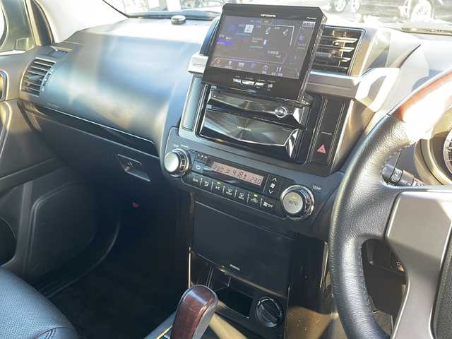 トヨタ ランドクルーザー プラド TX 島根県 2014(平26)年 6.5万km ホワイトパールクリスタルシャイン 社外7インチメモリナビゲーション(AVIC-VH0009)/フルセグ BT SD CD DVD/サンルーフ/ヒッチメンバー/ルーフレール/バックカメラ/ヘッドライトウォッシャー/革巻きステアリングウッドコンビ/LEDヘッドライト/AUTOライト/フォグライト/ETC/革調シートカバー/社外17インチアルミホイール