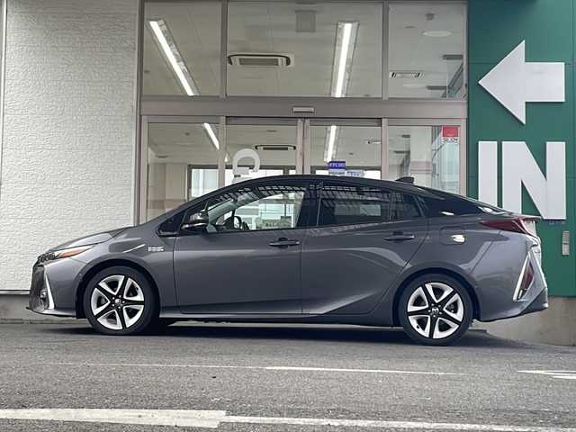 トヨタ プリウス ＰＨＶ A 愛知県 2017(平29)年 6万km グレーメタリック 禁煙車/JBLスピーカー/ブラインドスポットモニター/純正メーカーナビ/フルセグ/バックカメラ/ドライブレコーダー/純正ETC/TRDプッシュスタート/パーキングアシスト/自動駐車/前後コーナーセンサー/クリアランスソナー/Bluetooth/アダプティプクルーズコントロール/レーンキープアシスト/プリクラッシュセ-フティ/ハンドルヒーター/シートヒーター（D/N席）/オートライト/オートハイビーム/LEDヘッドライト/純正フロアマット/スペアキー/スタットドレスタイヤAW付き4本有り/充電ケーブル積み込み/取扱説明書/保証書