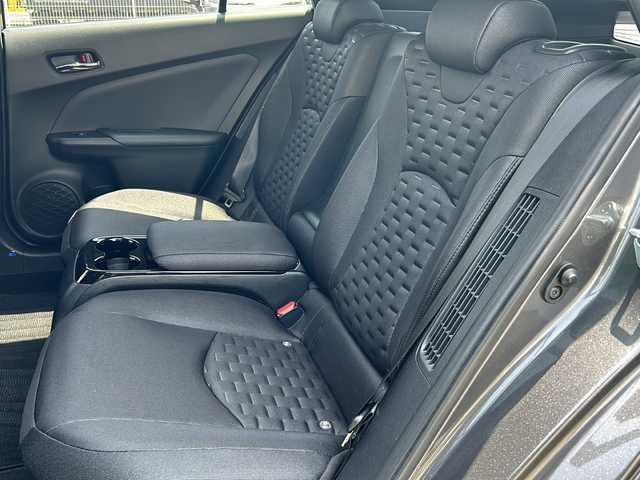 トヨタ プリウス ＰＨＶ A 愛知県 2017(平29)年 6万km グレーメタリック 禁煙車/JBLスピーカー/ブラインドスポットモニター/純正メーカーナビ/フルセグ/バックカメラ/ドライブレコーダー/純正ETC/TRDプッシュスタート/パーキングアシスト/自動駐車/前後コーナーセンサー/クリアランスソナー/Bluetooth/アダプティプクルーズコントロール/レーンキープアシスト/プリクラッシュセ-フティ/ハンドルヒーター/シートヒーター（D/N席）/オートライト/オートハイビーム/LEDヘッドライト/純正フロアマット/スペアキー/スタットドレスタイヤAW付き4本有り/充電ケーブル積み込み/取扱説明書/保証書
