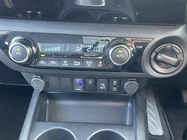 トヨタ ハイラックス Z 福岡県 2021(令3)年 6.7万km スーパーホワイトⅡ 盗難防止装置/横滑り防止装置/パーキングアシスト/レーンキープアシスト/バックカメラ/前後ドラレコ/ACC/社外８インチナビ/フルセグTV/Bluetooth/USB/ipod/2/0ETC/純正フロアマット/純正AW/4WD/MTモード付AT/寒冷地仕様/前後コーナーセンサー/センターデフロック/ダウンヒルアシストコントロール/LEDライト/デフロスターボタン/１２Vソケット2個/走行モード切替