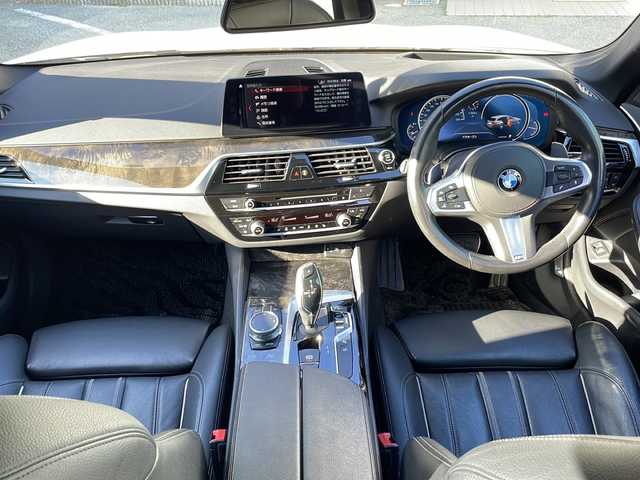 ＢＭＷ ５４０ｉ xDrive ツーリング Mスポーツ 大阪府 2017(平29)年 9.6万km アルピンホワイトⅢ 純正メモリナビ/・DVD/CD/FM/AM/Bluetooth/・フルセグテレビ/ETC/全周囲カメラ/バックカメラ/クルーズコントロール/革巻きステアリング/ステアリングリモコン/パドルシフト/シートヒーター（D席+N席）/ルーフレール/前後コーナーセンサー/LEDヘッドライト/オートライト/オートエアコン/プッシュスタート/スマートキー×2/12V電源/USBジャック/純正19インチアルミホイール/純正フロアマット/取扱説明書/保証書
