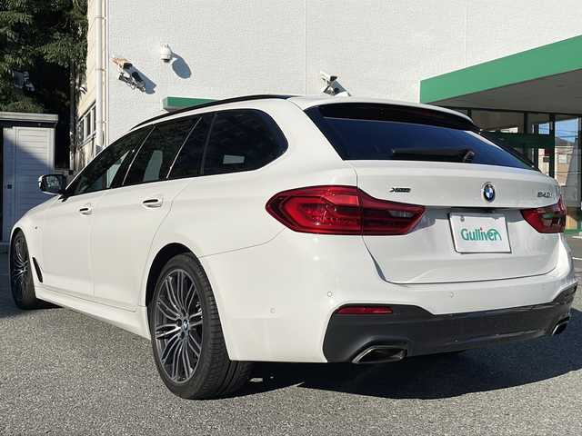 ＢＭＷ ５４０ｉ xDrive ツーリング Mスポーツ 大阪府 2017(平29)年 9.6万km アルピンホワイトⅢ 純正メモリナビ/・DVD/CD/FM/AM/Bluetooth/・フルセグテレビ/ETC/全周囲カメラ/バックカメラ/クルーズコントロール/革巻きステアリング/ステアリングリモコン/パドルシフト/シートヒーター（D席+N席）/ルーフレール/前後コーナーセンサー/LEDヘッドライト/オートライト/オートエアコン/プッシュスタート/スマートキー×2/12V電源/USBジャック/純正19インチアルミホイール/純正フロアマット/取扱説明書/保証書