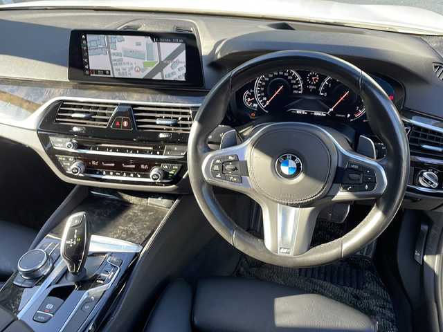 ＢＭＷ ５４０ｉ xDrive ツーリング Mスポーツ 大阪府 2017(平29)年 9.6万km アルピンホワイトⅢ 純正メモリナビ/・DVD/CD/FM/AM/Bluetooth/・フルセグテレビ/ETC/全周囲カメラ/バックカメラ/クルーズコントロール/革巻きステアリング/ステアリングリモコン/パドルシフト/シートヒーター（D席+N席）/ルーフレール/前後コーナーセンサー/LEDヘッドライト/オートライト/オートエアコン/プッシュスタート/スマートキー×2/12V電源/USBジャック/純正19インチアルミホイール/純正フロアマット/取扱説明書/保証書