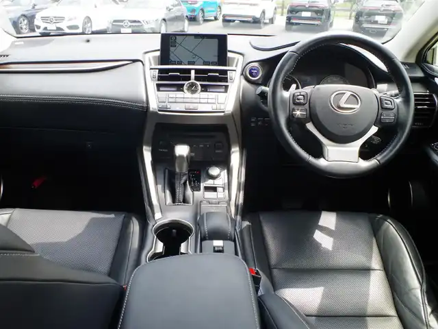 レクサス ＮＸ 300h バージョンL 千葉県 2015(平27)年 6.3万km ブラック 225/60R18/Lexus Safety System+/・プリクラッシュセーフティ/・レーンディパーチャーアラート/・オートハイビーム/・レーダークルーズコントロール/ヘッドアップディスプレイ/ブラックレザーシート/前席パワーシート/リア電動リクライニングシート/純正SDナビ/地デジTV/【DVD/CD再生機能　Bluetooth接続】/バックカメラ/リバース連動ドアミラー（左/右）/マークレビンソン/ドライブレコーダー（ZDR-045）/革巻きステアリング/ステアリングヒーター/ステアリングスイッチ/ETC（DSRC）/3眼LEDヘッドライト/フォグライト/ウインカーミラー/クリアランスソナー/純正18インチアルミホイル/サイド/カーテンエアバッグ/スマートキー