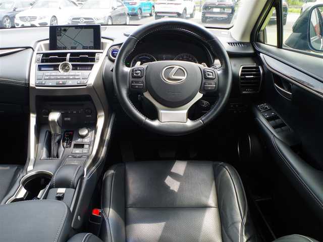 レクサス ＮＸ 300h バージョンL 千葉県 2015(平27)年 6.3万km ブラック 225/60R18/Lexus Safety System+/・プリクラッシュセーフティ/・レーンディパーチャーアラート/・オートハイビーム/・レーダークルーズコントロール/ヘッドアップディスプレイ/ブラックレザーシート/前席パワーシート/リア電動リクライニングシート/純正SDナビ/地デジTV/【DVD/CD再生機能　Bluetooth接続】/バックカメラ/リバース連動ドアミラー（左/右）/マークレビンソン/ドライブレコーダー（ZDR-045）/革巻きステアリング/ステアリングヒーター/ステアリングスイッチ/ETC（DSRC）/3眼LEDヘッドライト/フォグライト/ウインカーミラー/クリアランスソナー/純正18インチアルミホイル/サイド/カーテンエアバッグ/スマートキー