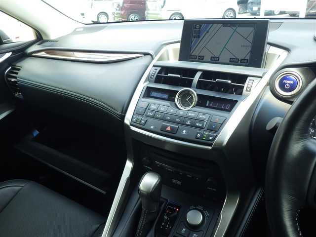 レクサス ＮＸ 300h バージョンL 千葉県 2015(平27)年 6.3万km ブラック 225/60R18/Lexus Safety System+/・プリクラッシュセーフティ/・レーンディパーチャーアラート/・オートハイビーム/・レーダークルーズコントロール/ヘッドアップディスプレイ/ブラックレザーシート/前席パワーシート/リア電動リクライニングシート/純正SDナビ/地デジTV/【DVD/CD再生機能　Bluetooth接続】/バックカメラ/リバース連動ドアミラー（左/右）/マークレビンソン/ドライブレコーダー（ZDR-045）/革巻きステアリング/ステアリングヒーター/ステアリングスイッチ/ETC（DSRC）/3眼LEDヘッドライト/フォグライト/ウインカーミラー/クリアランスソナー/純正18インチアルミホイル/サイド/カーテンエアバッグ/スマートキー