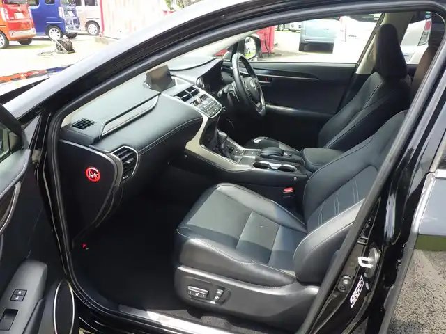 レクサス ＮＸ 300h バージョンL 千葉県 2015(平27)年 6.3万km ブラック 225/60R18/Lexus Safety System+/・プリクラッシュセーフティ/・レーンディパーチャーアラート/・オートハイビーム/・レーダークルーズコントロール/ヘッドアップディスプレイ/ブラックレザーシート/前席パワーシート/リア電動リクライニングシート/純正SDナビ/地デジTV/【DVD/CD再生機能　Bluetooth接続】/バックカメラ/リバース連動ドアミラー（左/右）/マークレビンソン/ドライブレコーダー（ZDR-045）/革巻きステアリング/ステアリングヒーター/ステアリングスイッチ/ETC（DSRC）/3眼LEDヘッドライト/フォグライト/ウインカーミラー/クリアランスソナー/純正18インチアルミホイル/サイド/カーテンエアバッグ/スマートキー
