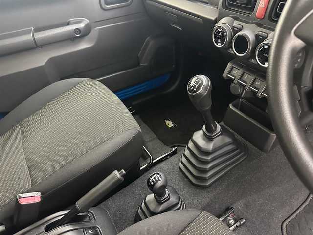 スズキ ジムニー XL 兵庫県 2020(令2)年 3.3万km ブリスクブルーM ワンオーナー/5MT/４WD＆ターボ車/社外SDナビ＆ワンセグTV/（CD＆BT＆FM＆AM）/社外マフラー/ドライブレコーダー前後/ライトレベライザー/LEDライト/ドアバイザー/シートヒーター/スマートキー/プッシュスタート