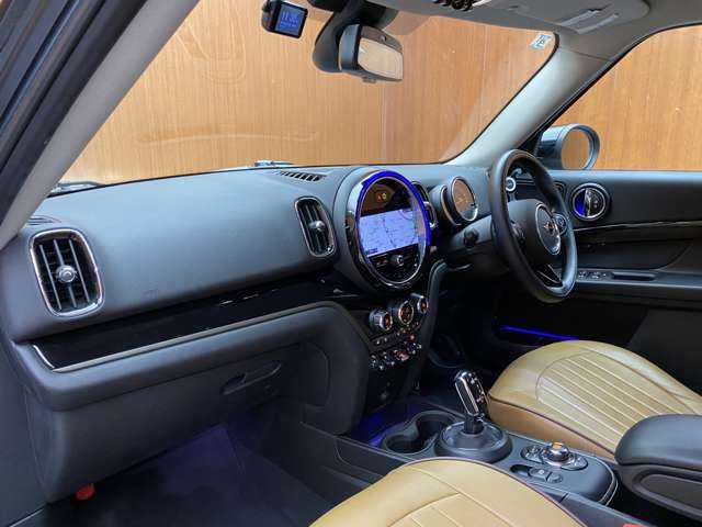 ＭＩＮＩ ＢＭＷ ミニ クロスオーバー クーパー D 千葉県 2021(令3)年 4.2万km セージグリーンメタリック ＡＣＣ　/純正ナビ　/バックカメラ　/パーキングアシスト　/シートヒーター　/シートカバー　/ＥＴＣ　/ＬＥＤヘッドライト　/オートライト　/電動リアゲート　/アイドリングストップ　/電動パーキングブレーキ